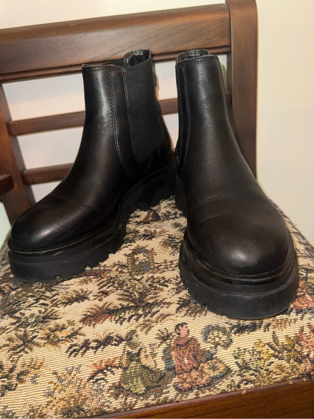 Aldo Black Chunky Lug Sole Chelsea Ankle Boots Water Resistant Women’s 7